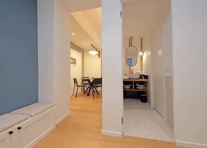 Modern Family Apartment Rom